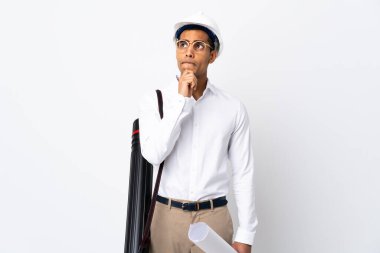 Kafasında miğferi ve izole edilmiş beyaz arka planı olan Afrikalı Amerikalı mimar şüpheleri ve düşünceleri var.