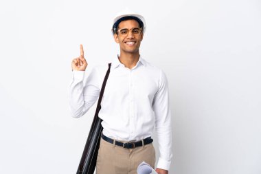 Miğferli Afrikalı Amerikalı mimar ve izole edilmiş beyaz arkaplan üzerinde planlar tutuyor.