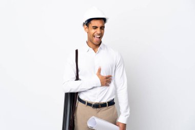 Miğferli Afrikalı Amerikalı bir mimar ve izole edilmiş beyaz arka plan üzerinde planları var.