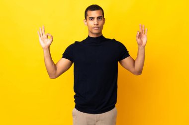 Zen pozunda izole edilmiş Afrikalı Amerikalı bir adam.