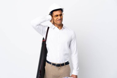 Kafasında miğferi olan ve izole edilmiş beyaz arka plan üzerinde planları olan Afrikalı Amerikalı mimar.