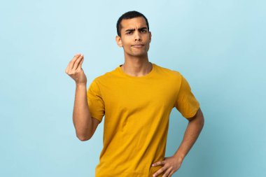 Afrika kökenli Amerikalı bir adam İtalyan jestleri yapıyor.