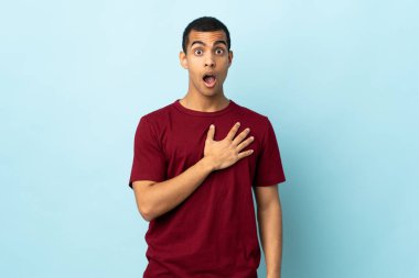 Afrika kökenli Amerikalı bir adam şaşırmış ve şaşırmış görünüyor.