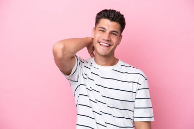 Pembe arka planda izole edilmiş genç beyaz adam gülüyor.