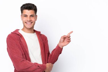 Beyaz arka planda izole edilmiş beyaz tenli genç adam...