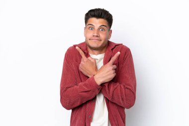 Beyaz arka planda izole edilmiş beyaz tenli genç adam, yan taraftakilerin şüphelerine işaret ediyor.