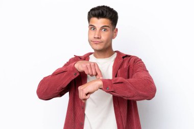 Beyaz arka planda izole genç beyaz adam geç kalma jesti yapıyor