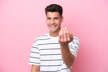 Pembe arka planda izole edilmiş genç beyaz bir adam, bizimle gelmesi için davet ediyor. Gelmene sevindim.