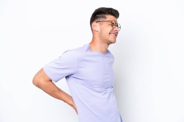 Beyaz arka planda izole edilmiş beyaz bir beyaz adam gayret gösterdiği için sırt ağrısı çekiyor.
