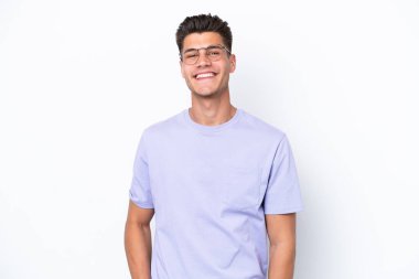 Beyaz arka planda izole edilmiş genç beyaz adam gülüyor.