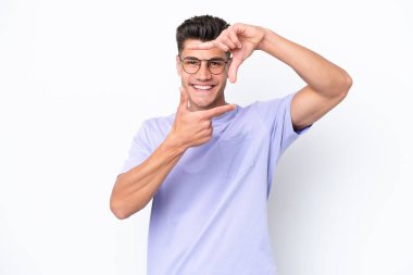 Beyaz arka planda izole edilmiş yüzü olan genç beyaz bir adam. Çerçeve sembolü