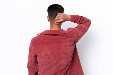 Beyaz arka planda beyaz tenli genç bir adam izole edilmiş ve düşünüyor.