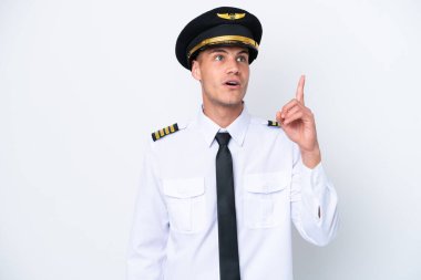 Kafkasyalı uçak pilotu beyaz arka planda izole edildi.