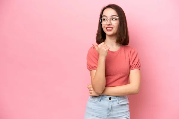 Mujer Ucraniana Joven Aislada Sobre Fondo Rosa Apuntando Hacia Lado —  Fotos de Stock