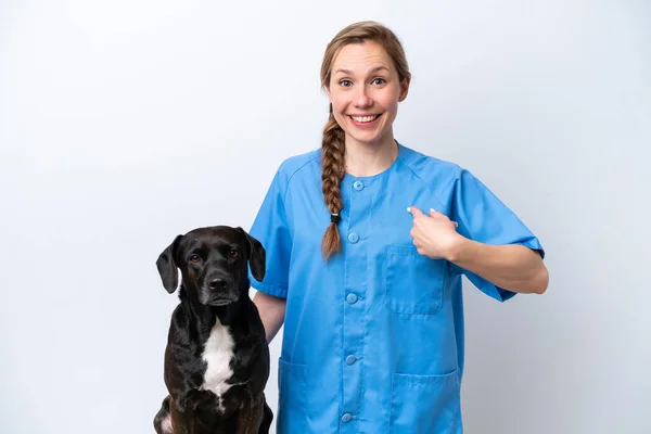 Giovane Donna Veterinario Con Cane Isolato Sfondo Bianco Con Espressione — Foto Stock