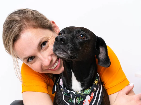 Köpeğiyle izole edilmiş geçmişi olan beyaz bir kadın.