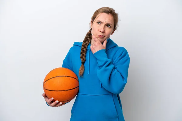 Giovane Donna Caucasica Che Gioca Basket Isolato Sfondo Bianco Avendo — Foto Stock