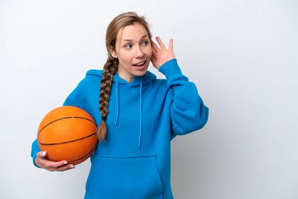 Jonge Blanke Vrouw Spelen Basketbal Geïsoleerd Witte Achtergrond Luisteren Naar — Stockfoto