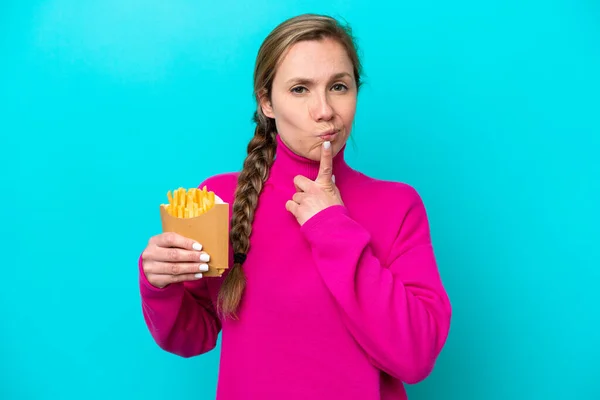 Joven Mujer Caucásica Sosteniendo Chips Fritos Aislados Sobre Fondo Azul — Foto de Stock