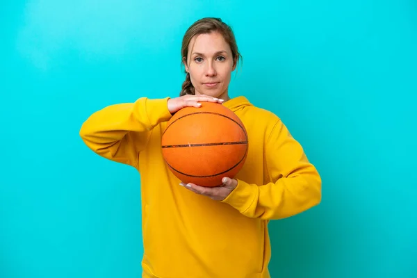 Genç Beyaz Kadın Mavi Arka Planda Izole Edilmiş Basketbol Oynuyor — Stok fotoğraf