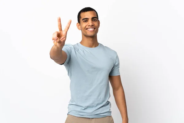 Hombre Afroamericano Sobre Fondo Blanco Aislado Sonriendo Mostrando Señal Victoria —  Fotos de Stock