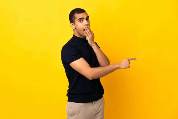 African American Man Isolated Background Surprise Expression While Pointing Side — Stock fotografie