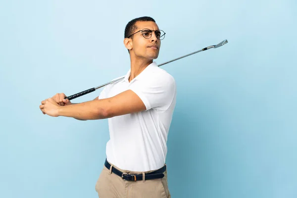 Afro Americano Sobre Fondo Azul Aislado Jugando Golf — Foto de Stock
