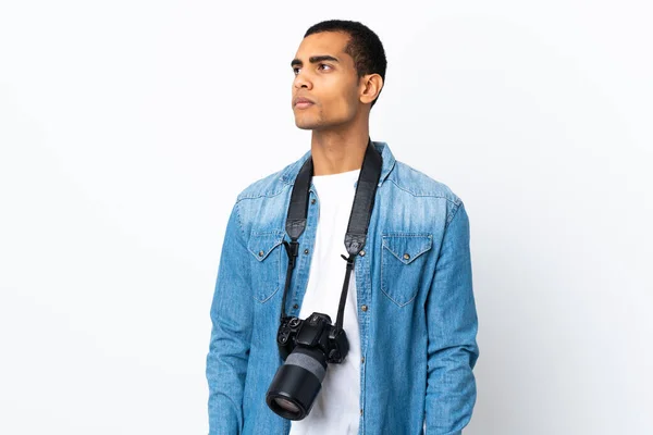 Νεαρός Αφροαμερικανός Φωτογράφος Πάνω Από Απομονωμένο Λευκό Φόντο Αναζητούν Πλευρά — Φωτογραφία Αρχείου