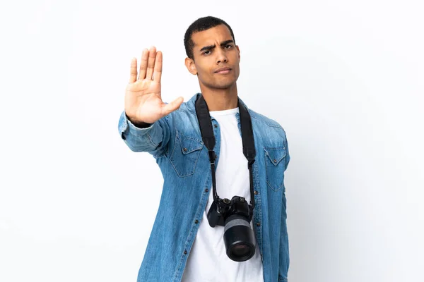 年轻的非洲裔美国摄影师用她的手在孤立的白人背景上做停止姿势 — 图库照片
