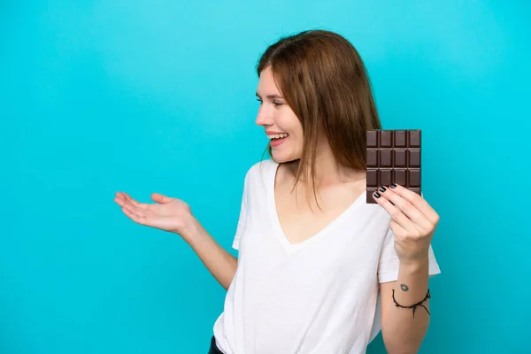 Young English Woman Chocolat Isolated Blue Background Surprise Expression While — Stock fotografie