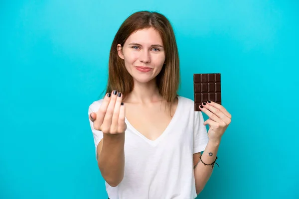 Young English Woman Chocolat Isolated Blue Background Inviting Come Hand — Stock fotografie
