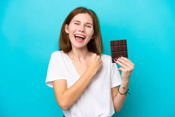Mladá Anglická Žena Čokoládou Izolované Modrém Pozadí Slaví Vítězství — Stock fotografie