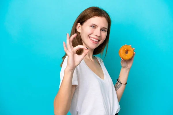 고립된 도넛을 여자가 손가락으로 사인을 — 스톡 사진