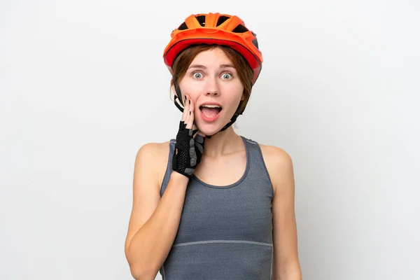 Genç Bisikletçi Ngiliz Kadın Beyaz Arka Planda Izole Edilmiş Şaşırmış — Stok fotoğraf