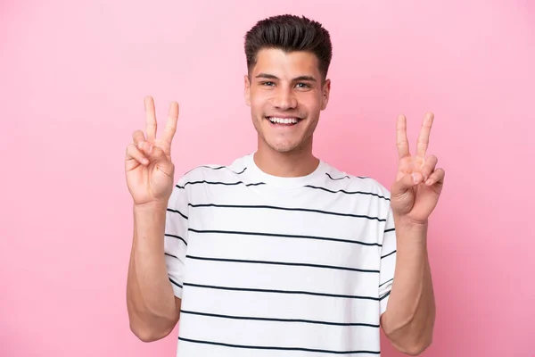 Jonge Kaukasische Man Geïsoleerd Roze Achtergrond Tonen Overwinning Teken Met — Stockfoto