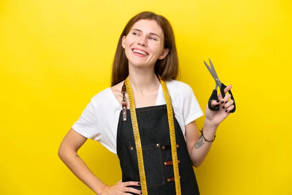 Junge Näherin Englische Frau Isoliert Auf Gelbem Hintergrund Posiert Mit — Stockfoto