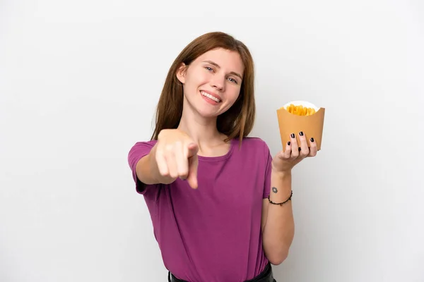 Jovem Inglesa Segurando Chips Fritos Isolados Fundo Branco Apontando Frente — Fotografia de Stock