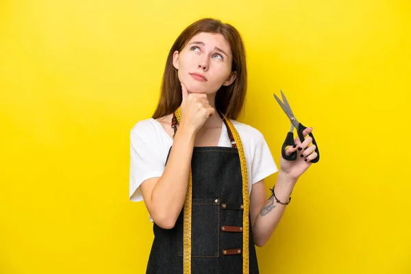 Jonge Naaister Engels Vrouw Geïsoleerd Gele Achtergrond Met Twijfels — Stockfoto