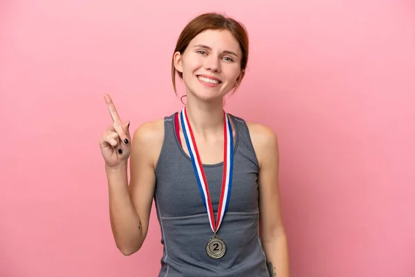 Joven Mujer Inglesa Con Medallas Aisladas Sobre Fondo Rosa Mostrando —  Fotos de Stock