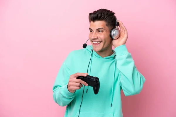 Joven Hombre Caucásico Guapo Jugando Con Controlador Videojuegos Aislado Fondo —  Fotos de Stock