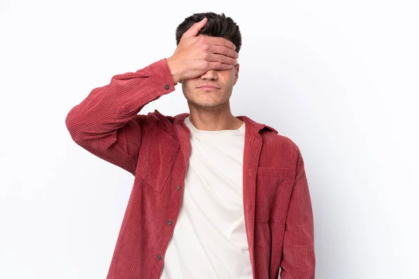 Homem Caucasiano Jovem Isolado Fundo Branco Que Cobre Olhos Por — Fotografia de Stock