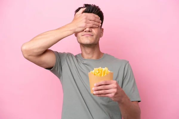 Young Caucasian Man Holding Fried Chips Isolated Pink Background Covering — Fotografia de Stock