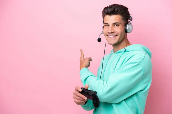 Jovem Caucasiano Bonito Jogando Com Controlador Videogame Isolado Fundo Rosa — Fotografia de Stock