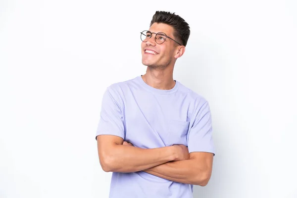 Junger Kaukasischer Mann Isoliert Auf Weißem Hintergrund Und Schaut Lächelnd — Stockfoto