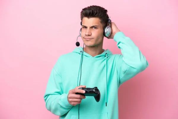 Jonge Knappe Blanke Man Spelen Met Een Video Game Controller — Stockfoto