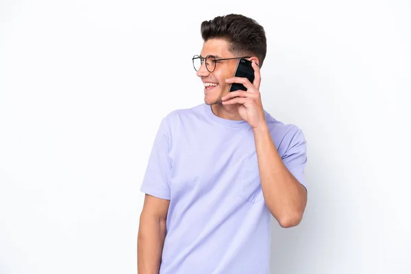 Jovem Caucasiano Isolado Fundo Branco Mantendo Uma Conversa Com Telefone — Fotografia de Stock