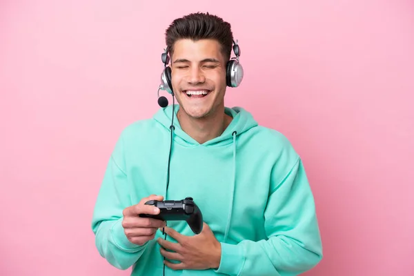 Junger Gutaussehender Kaukasischer Mann Spielt Mit Einem Videospielcontroller Isoliert Auf — Stockfoto