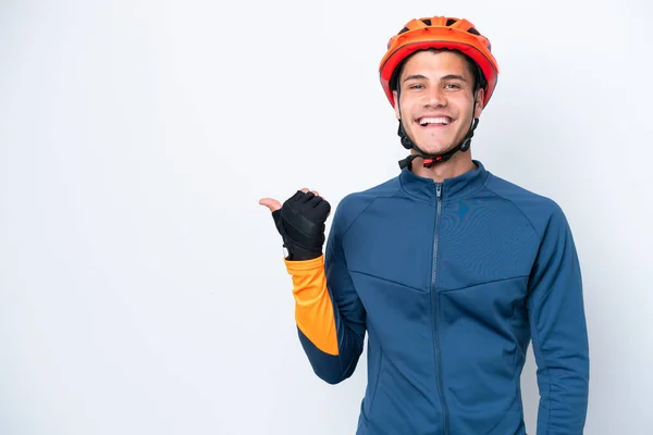 Joven Ciclista Caucásico Aislado Sobre Fondo Blanco Apuntando Hacia Lado —  Fotos de Stock