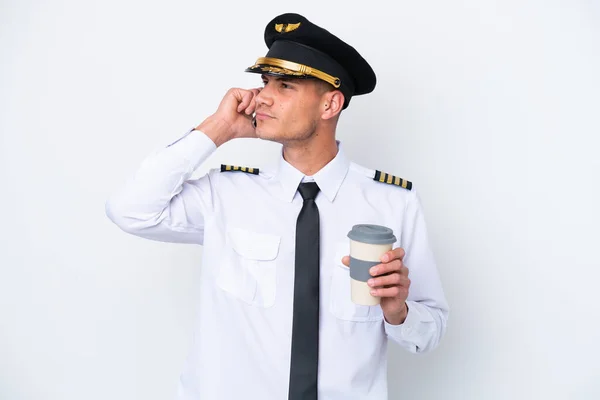 Samolot Biały Pilot Odizolowany Białym Tle Trzymając Kawę Zabrania Mobilny — Zdjęcie stockowe