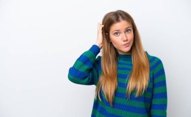 Beyaz arka planda soyutlanmış genç beyaz bir kadın hayal kırıklığı ifadesi ve anlamama.